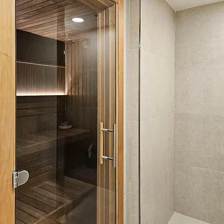 Penthouse With Hot Tub Located Close To Selwo Apartment *