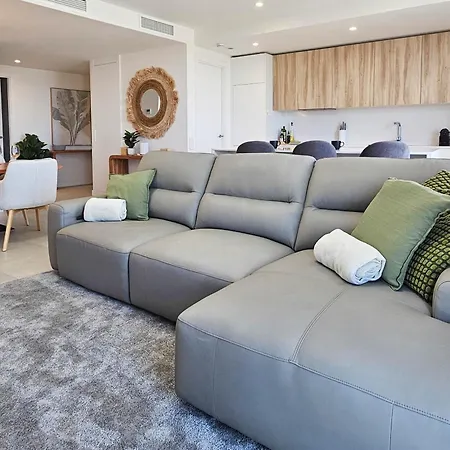 Penthouse With Hot Tub Located Close To Selwo Appartement Estepona