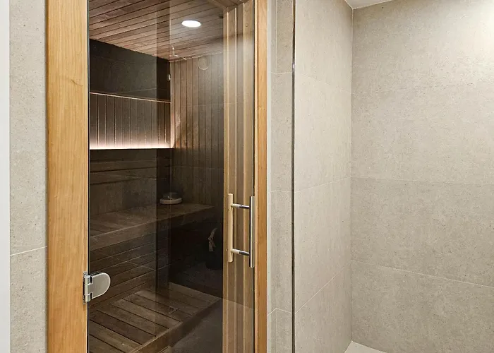 Penthouse With Hot Tub Located Close To Selwo Appartement *