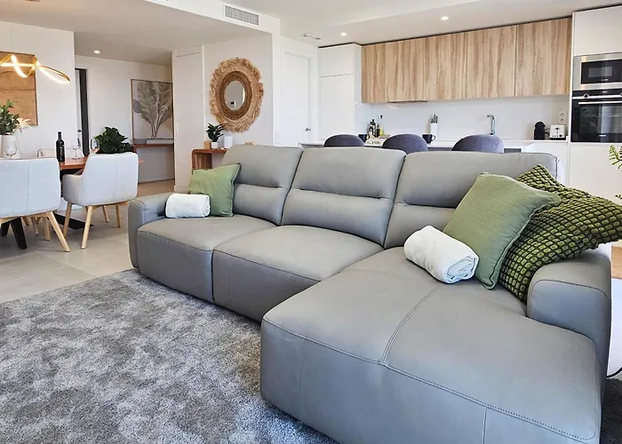 Penthouse With Hot Tub Located Close To Selwo Apartment Estepona