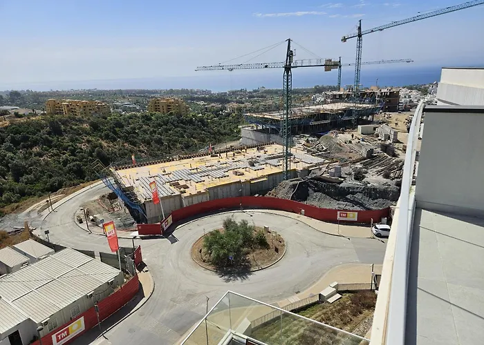 Penthouse With Hot Tub Located Close To Selwo Appartement Estepona