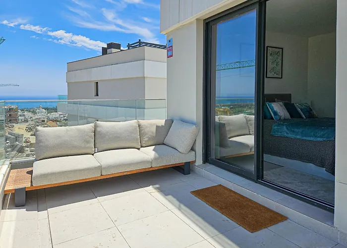 Penthouse With Hot Tub Located Close To Selwo Apartment *