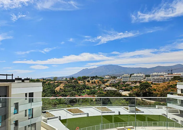 Penthouse With Hot Tub Located Close To Selwo Estepona