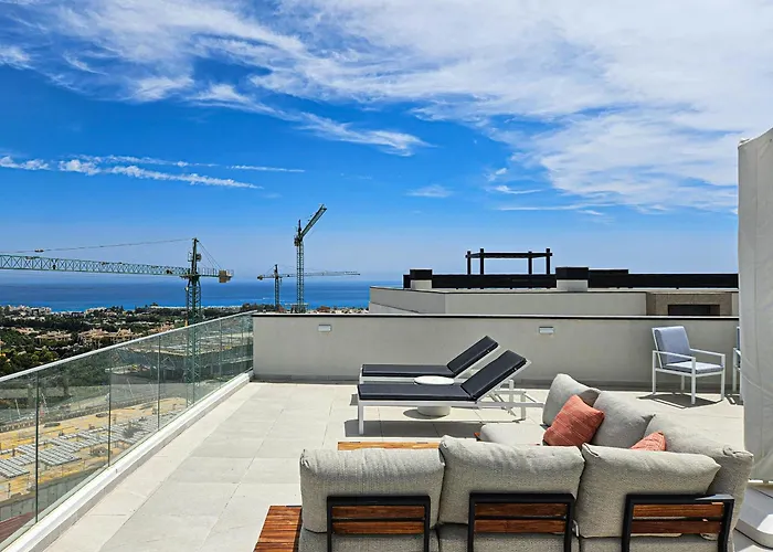 Penthouse With Hot Tub Located Close To Selwo Estepona