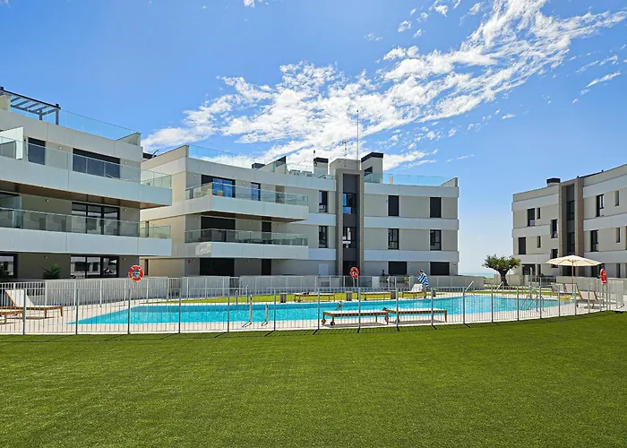 Penthouse With Hot Tub Located Close To Selwo Apartamento Estepona